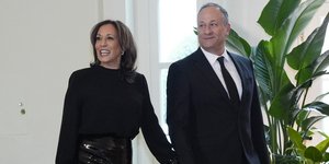 Καμάλα Χάρις και Ντάγκλας Έμχοφ