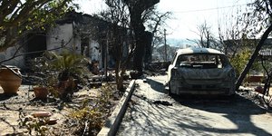 Καμμένο σπίτι και αυτοκίνητο