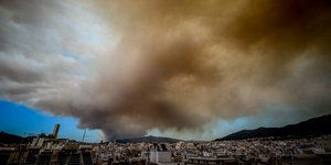 Πυκνός καπνός πάνω από την Αθήνα
