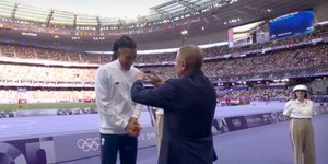 Ο Μπούμπκα φοράει το μετάλλιο στον Καραλή