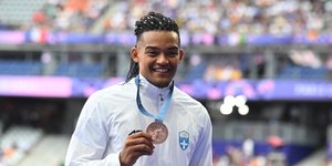 Ο Εμμανουήλ Καραλής με το μετάλλιο