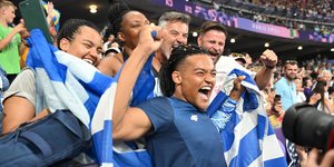 O Εμμανουήλ Καραλής πανηγυρίζει με την οικογένειά του