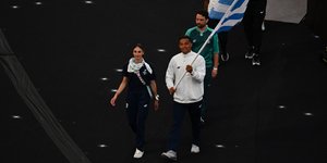 Ο Εμμανουήλ Καραλής και η Ευαγγελία Πλατανιώτη σημαιοφόροι στην τελετή λήξης των Ολυμπιακών Αγώνων 2024