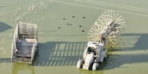 Τρακτέρ και άλλα ογκώδη αντικείμενα που είχαν παρασυρθεί από τις πλημμύρες στην λίμνη Κάρλα