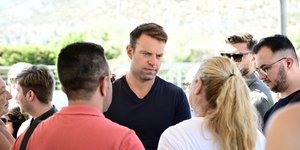 Ο Κασσελάκης συζητά με πυρόπληκτους