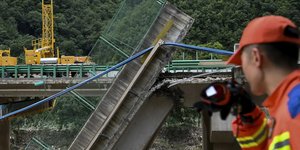 Κατάρρευση γέφυρας στην Κίνα