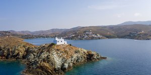 Ο φάρος και η εκκλησία του Αγίου Νικολάου σε ένα βραχώδες ακρωτήριο στην Κέα