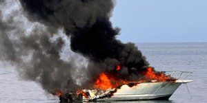 Στις φλόγες τυλίχθηκε σκάφος ανοιχτά της Κεφαλονιάς