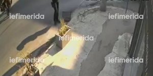 Η στιγμή που αστυνομικοί της ΔΙ.ΑΣ. εντοπίζουν την τσάντα με τις χειροβομβίδες στο Κερατσίνι