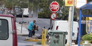 Εικόνα από το σημείο που πετάχτηκαν οι χειροβομβίδες Φωτογραφία: Eurokinissi