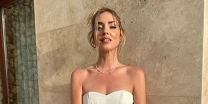 Η Κιάρα Φεράνι με λευκό φόρεμα