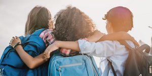Παιδιά με σχολικές τσάντες