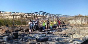 Κλιμάκιο της Περιφέρειας Αττικής κάνει έλεγχο σε επιχείρηση που κάηκε