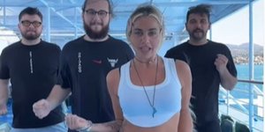 Η Κόνι Μεταξά χορεύει πάνω σε πλοίο με τη παρέα της