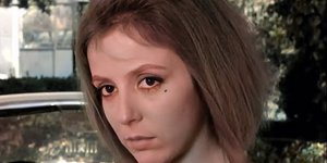 Η ηθοποιός που έδινε αυτόγραφα ζωγραφίζοντας ένα κουνελάκι