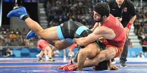 Ο Κουρουγκλίεφ (με την κόκκινη στολή) στους Ολυμπιακούς Αγώνες 2024