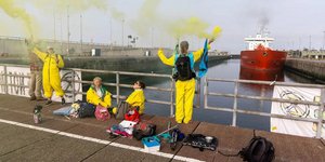 Ακτιβιστές δέθηκαν σε υδατοφράκτη και εμπόδισαν κρουαζιερόπλοιο στην Ολλανδία