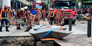 Τρύπα βάθους8 μέτρων κατάπιε γυναίκα που περπατούσε σε πεζοδρόμιο στην Κουάλα Λουμπούρ