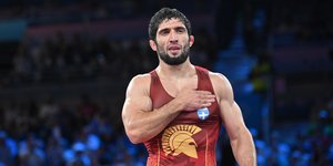 Ο Νταουρέν Κουρουγκλίεφ δείχνει την ελληνική σημαία στο στήθος