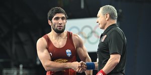 Ο Νταουρέν Κουρουγκλίεφ χαιρετά τον διαιτητή