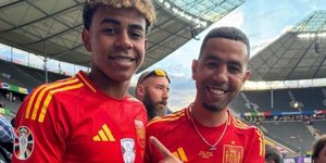 Ο Λαμίν Γιαμάλ με τον πατέρα του