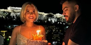 Η Λάουρα Νάργες γιόρτασε τα γενέθλιά της σε γνωστό εστιατόριο με θέα την Ακρόπολη