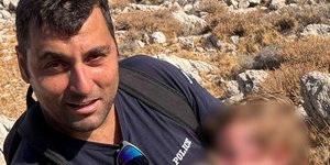 Διάσωση βρέφους, από αστυνομικούς, κατά τη διάρκεια επιχείρησης απεγκλωβισμού 61 αλλοδαπών από δυσπρόσιτη περιοχή της Λέρου.