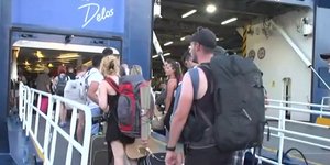 Γεμάτα φεύγουν τα πλοία από το λιμάνι του Πειραιά