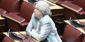 Η Αθηνά Λινού στην αίθουσα της Ολομέλειας