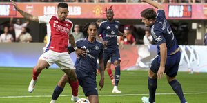 Ο αμυντικός της Μάντσεστερ Γιουνάιτεντ Λένι Γιόρο μαρκάρει τον Γκάπριελ Χεζούς της Άρσεναλ.