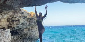 Η Μαρία Κορινθίου απολαμβάνει τις διακοπές της στα Κουφονήσια