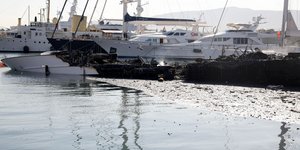 Φωτιά στη μαρίνα Ζέας: Οι φλόγες έλιωσαν τα σκάφη