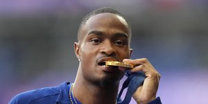 Ο χρυσός Ολυμπιονίκης των 400 μέτρων ανδρών Κουίνσι Χολ, από τις ΗΠΑ με το χρυσό μετάλλιο