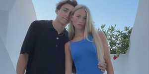 Ο Μόντο Ντουπλάντις και η σύντροφός του ενθουσιάστηκαν με τη Σαντορίνη