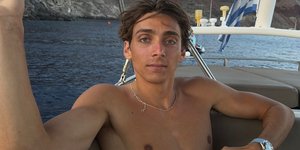 Ο Μόντο Ντουπλάντις συνεχίζει τις διακοπές του στη Σαντορίνη