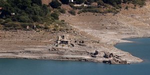 Τα βυθισμένα σπίτια από το χωριό Κάλλιο στον Μόρνο
