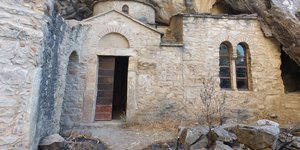 Ναός σπηλαίου Αμώμων 