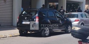 Το αυτοκίνητο πάνω στο οποίο έπεσε ο άνδρας