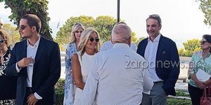 Ο Κυριάκος Μητσοτάκης με τη σύζυγό του Μαρέβα και τον γιο τους