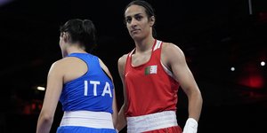 Η Αλγερινή Ιμάνε Κελίφ στον αγώνα με την Άντζελα Καρίνι