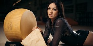 Η Τζιόρτζια Βίλα φωτογραφίζεται η κεφάλια τυριών