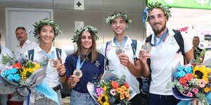 Τα ελληνικά πληρώματα ποζάρουν με τα χάλκινα μετάλλιά τους