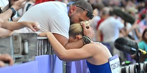 Λύγισε η Ελίνα Τζένγκο στην αγκαλιά του προπονητή της