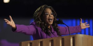 Η Όπρα Γουίνφρεϊ στο βήμα του συνεδρίου των Δημοκρατικών στο Σικάγο