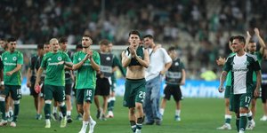 Οι παίκτες του Παναθηναϊκού μετά τη μεγάλη πρόκριση επί της Λανς