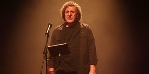 Ο Βασίλης Παπακωνσταντίνου στη σκηνή