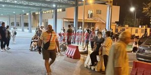 Καπνοί στο «Άγιος Ανδρέας» με τον κόσμο να βγαίνει στο προαύλιο του νοσοκομείου