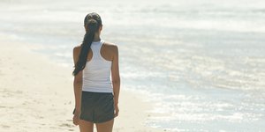 γυναίκα περπατά στην παραλία