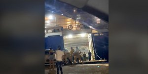 Επιβάτες πλοίου έσπρωχναν ΙΧ που έμεινε στον «αέρα»