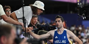 Ο Γιώργος Πομάσκι και ο Μίλτος Τεντόγλου κατά τη διάρκεια του αγώνα του μήκους στους Ολυμπιακούς Αγώνες 2024